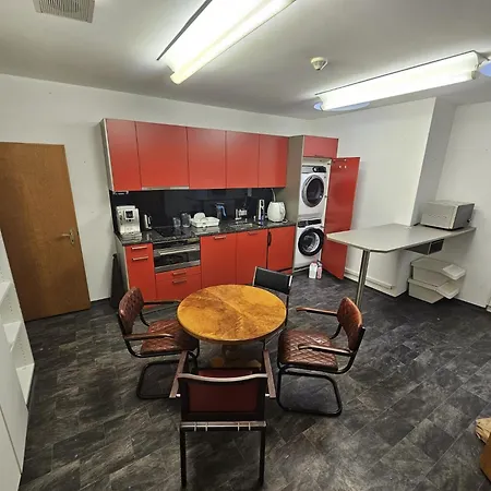 -jupiter- Mit Gemeinsamer Kueche Und Bad In Der Altstadt Chur